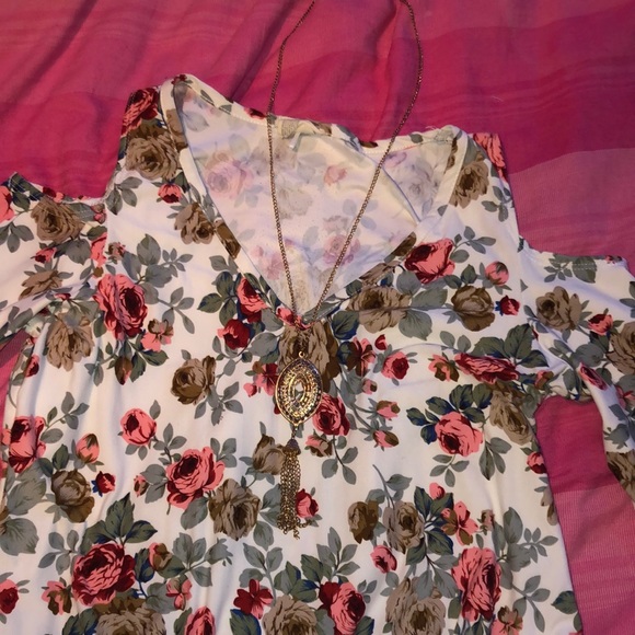 Cute off the shoulder tee with neckalace - Picture 4 of 5